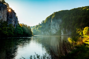 Der Donaudurchbruch Weltenburger Enge bei Kloster Weltenburg kurz nach Sonnenaufgang, Landkreis Kelheim, Bayern, Deutschland Der Donaudurchbruch Weltenburger Enge bei Kloster Weltenburg kurz nach Sonnenaufgang, Landkreis Kelheim, Bayern, Deutschland